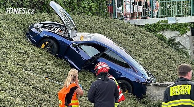 Svým porsche najel do matky s kočárkem, dostal tříletou podmínku. K soudu nedorazil